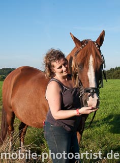 Pferd mit Frauchen in der Sonne